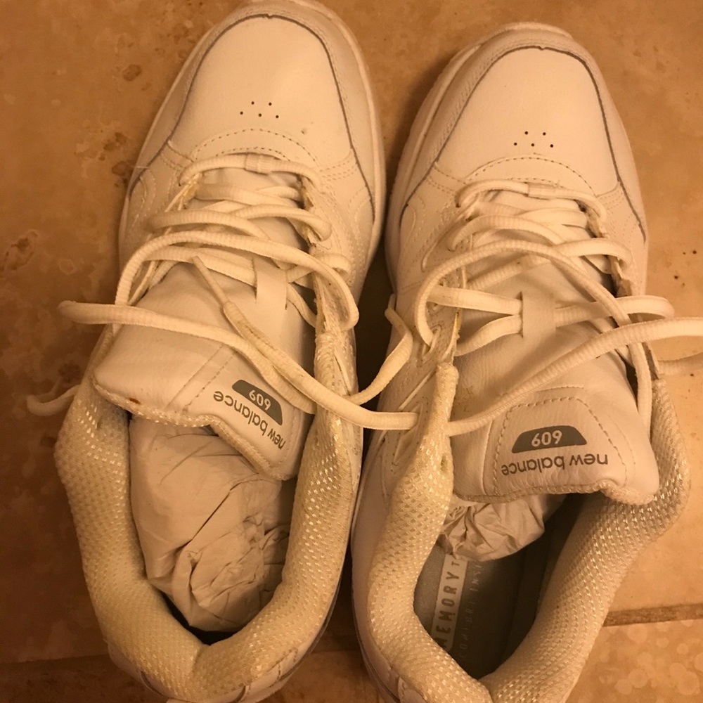 Size 11 women’s new balance shoes
